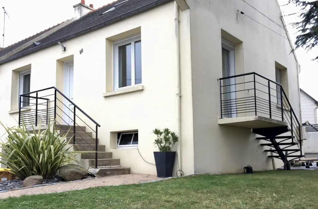 Création de garde-corps et d'un escalier permettant un accès direct au la future terrasse.